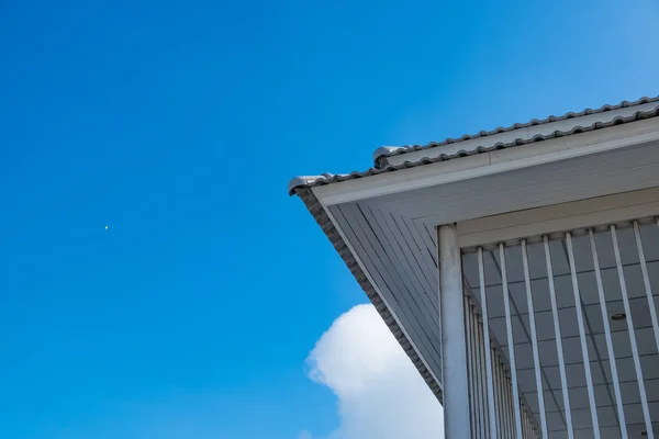 Beirados brancos com teto e telhado da casa moderna contra azul s — Fotografia de Stock