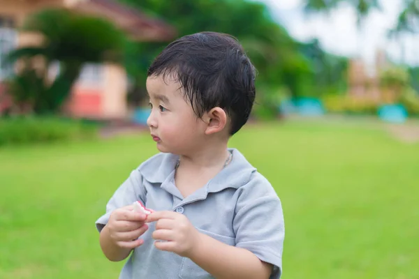 Маленький азиатский мальчик на детской площадке под солнечным светом, мелкий D — стоковое фото