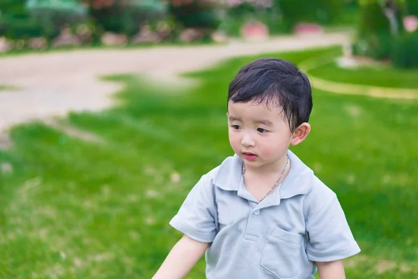Pequeno garoto asiático no playground sob a luz do sol, rasa D — Fotografia de Stock