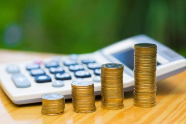 Büyüyen sikke ve ahşap ile yeşil ağaç bokeh backg hesap makinesi