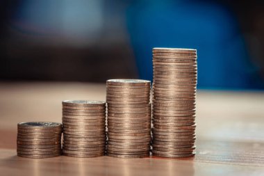 Sikkeler, altın bir g düzenlenmiş yığınları artan sütunlar