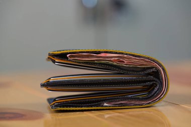 Siyah erkek deri cüzdan Lirası vinta ahşap masa üstünde ile