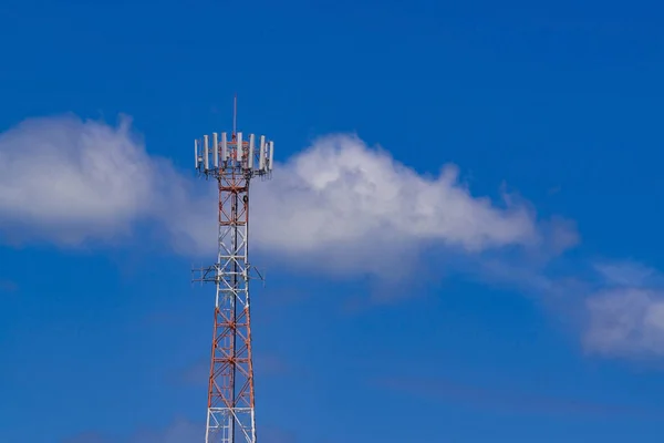 Mobilní telefon komunikační anténa věž s modrou oblohu a c — Stock fotografie