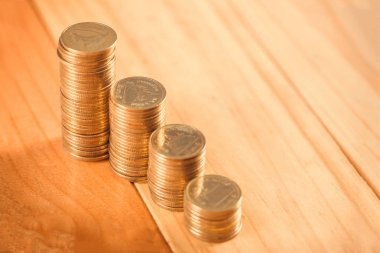 Sikkeler, altın bir g düzenlenmiş yığınları artan sütunlar