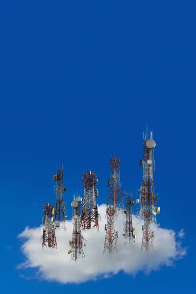 Torre de la antena de la comunicación del teléfono móvil con el cielo azul y c —  Fotos de Stock