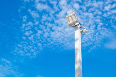 Lamba sonrası Elektrik Sanayi mavi gökyüzü arka plan ile. Spotlig