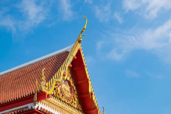 Bellissimo tetto d'arte del tempio buddhista, Thailandia . — Foto Stock