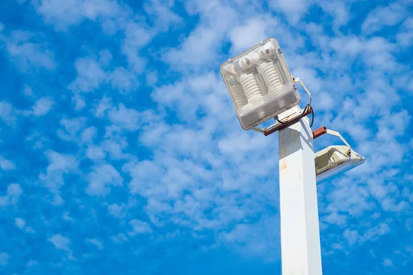 Lâmpada pós indústria de eletricidade com fundo céu azul. Spotlig — Fotografia de Stock