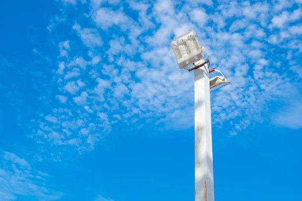 Lâmpada pós indústria de eletricidade com fundo céu azul. Spotlig — Fotografia de Stock