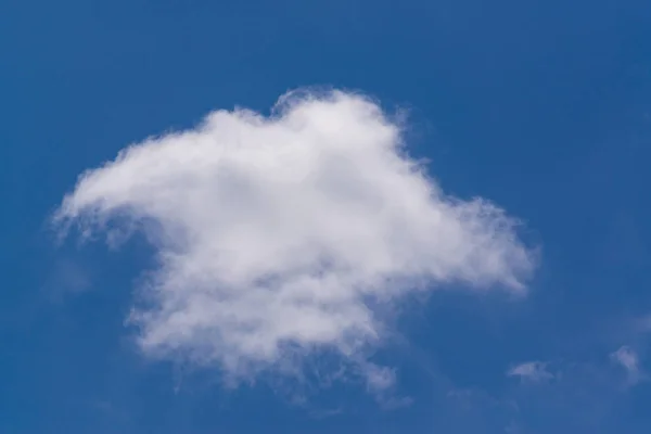 Tiefblauer Himmel und Wolken. — Stockfoto