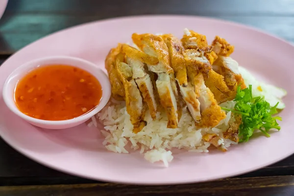 Ayam panggang Nasi dengan saus dan sayuran di atas piring di atas meja , — Stok Foto