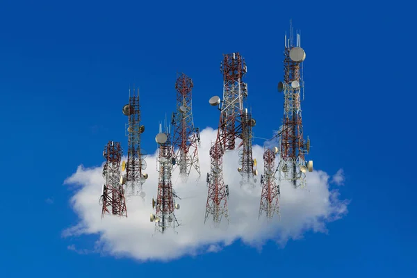 移动电话通信天线塔与蓝蓝的天空和 c — 图库照片