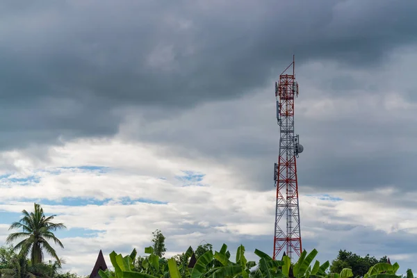 Antenne de la tour du système cellulaire et de communication avec le bleu — Photo