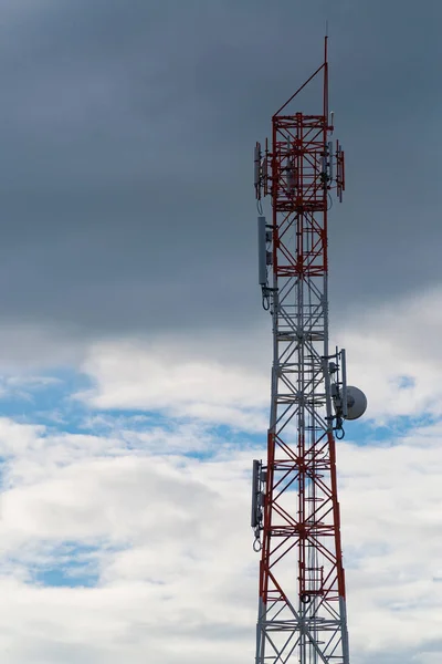 Antenne de la tour du système cellulaire et de communication avec le bleu — Photo