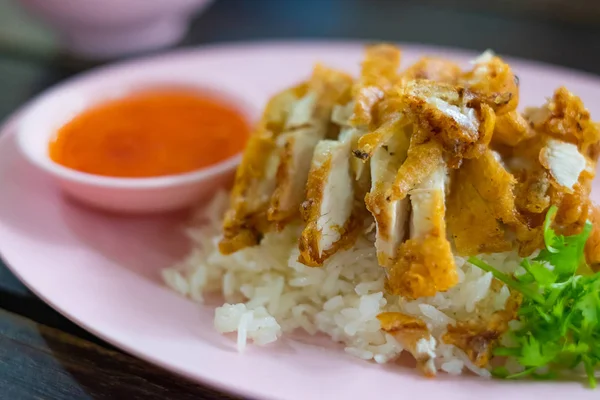 Palone kurczaka ryż z sosem i warzyw na talerzu na stole, — Zdjęcie stockowe