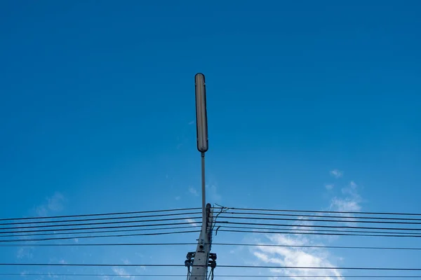 Straat licht lamp met hoogspanning macht pole en verwarde draden — Stockfoto