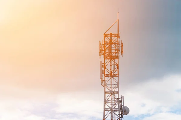 Antena de la torre del sistema celular y de comunicación con el azul — Foto de Stock