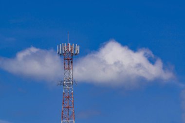 Cep telefonu iletişim anten Kulesi mavi gökyüzü ve c ile