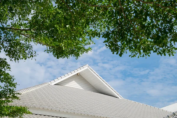 Taket på huset med gröna träd, blå himmel och moln i vintage — Stockfoto