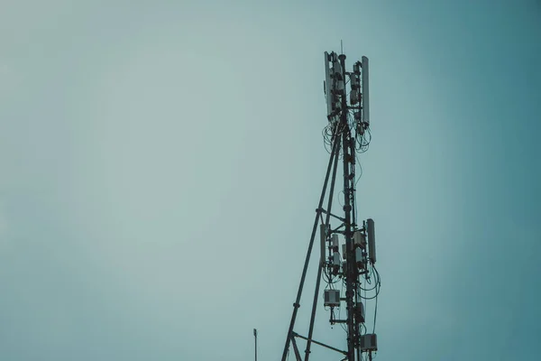 Antennes des systèmes cellulaires et de communication avec le ciel bleu — Photo