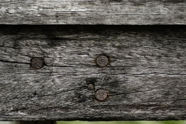 Primo piano di fondo grunge legno scuro con unghie arrugginite. legno — Foto Stock