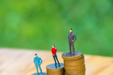 Minyatür insanlar, küçük rakamlar işadamları ve kadın üstüne 