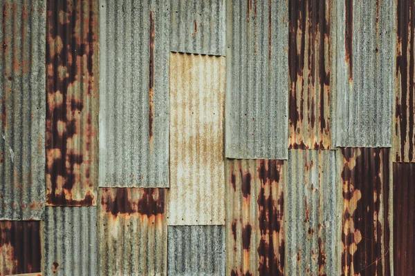 Eski paslı oluklu teneke çinko metal duvar vintage ses tonuyla. — Stok fotoğraf