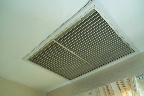 Ventilador de aire cuadrado grande situado en el techo de una casa —  Fotos de Stock