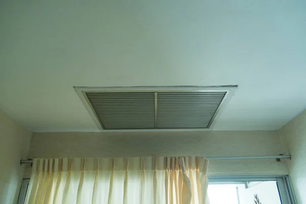 Великий квадратний повітряний вентилятор, розташований в стелі будинку — стокове фото