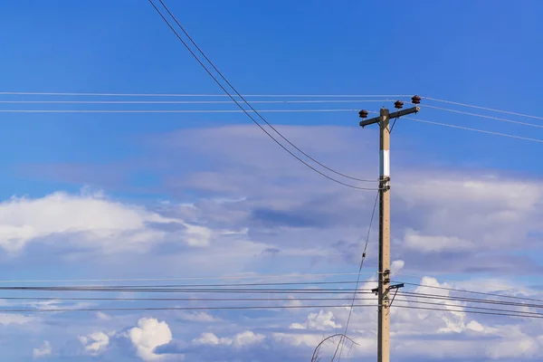 Poste de poder de alto voltaje con cielo azul — Foto de Stock