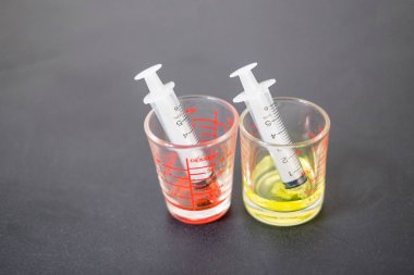 bir ilaç cam ölçüm tıp şurubu ile şırınga 