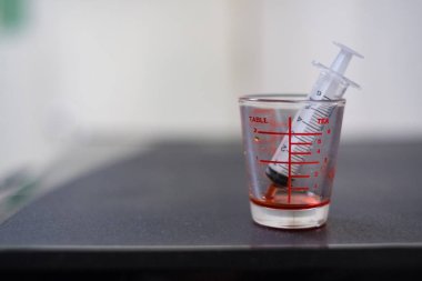 bir ilaç cam ölçüm tıp şurubu ile şırınga 