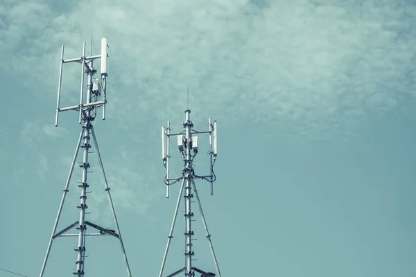 Κεραίες κινητής τηλεφωνίας και επικοινωνιών συστημάτων με το γαλάζιο του ουρανού — Φωτογραφία Αρχείου