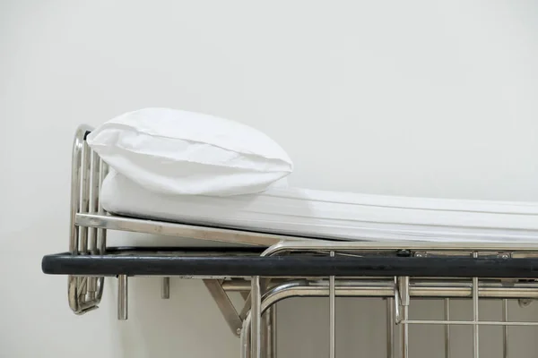 Chariot de civière vide ou chariot d'hôpital pour le patient avec whi — Photo