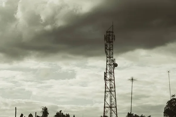 Antenne de la tour du système cellulaire et de communication avec le bleu — Photo