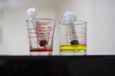 bir ilaç cam ölçüm tıp şurubu ile şırınga 