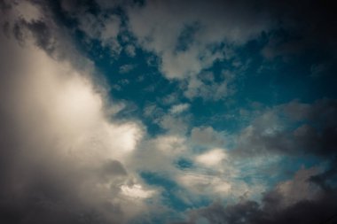 Derin mavi gökyüzü ve bulutlar, beyaz bulut mavi gökyüzünde vintage