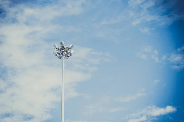 Lâmpada pós indústria de eletricidade com fundo céu azul. Spotlig — Fotografia de Stock