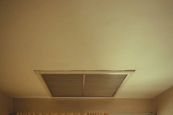 Большой квадратный вентиляционный отверстие, расположенное в потолке дома — стоковое фото