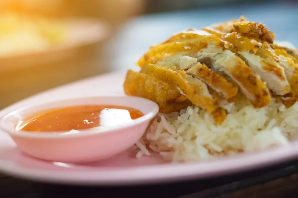 Arroz de pollo asado con salsa y verdura en el plato sobre la mesa , —  Fotos de Stock