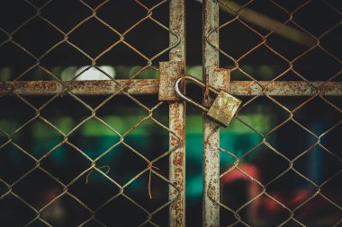 metal kilitleme kapı güvenlik koruma asma kilit kapalı.