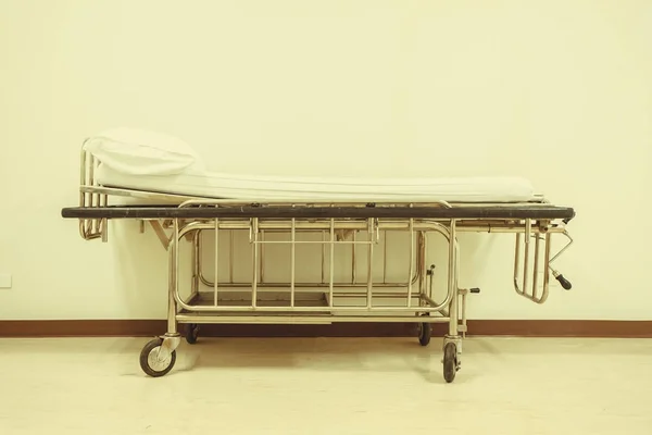 Chariot de civière vide ou chariot d'hôpital pour le patient avec whi — Photo