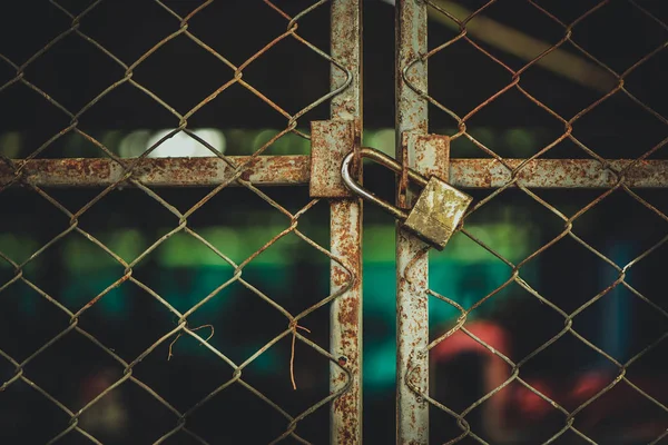 metal kilitleme kapı güvenlik koruma asma kilit kapalı.