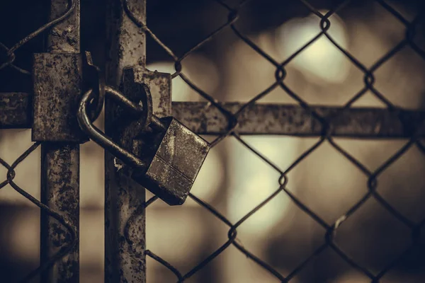 metal kilitleme kapı güvenlik koruma asma kilit kapalı.