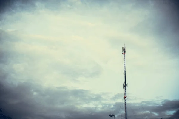 푸른 하늘 및 c 휴대 전화 통신 안테나 타워 — 스톡 사진