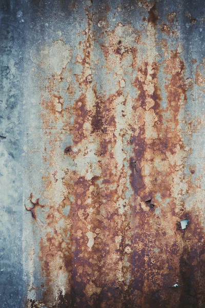 Старая ржавая гофрированная металлическая стена из цинка в винтажном тоне — стоковое фото