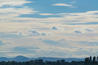 Derin mavi gökyüzü ve bulutlar, beyaz bulut.
