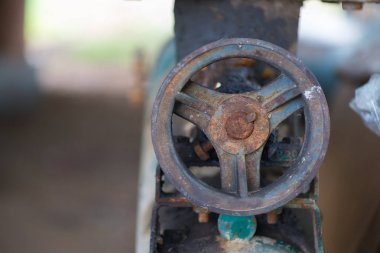 Eski paslı şanzıman ve grunge petrol di ile tahrik mili parçası