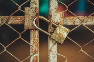 metal kilitleme kapı güvenlik koruma asma kilit kapalı.