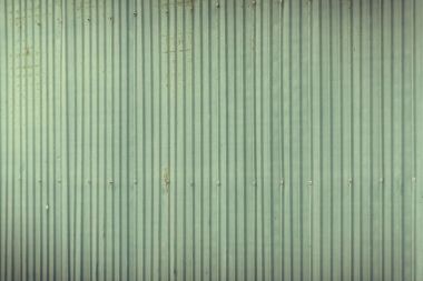 Yeşil oluklu metal duvar veya çit.